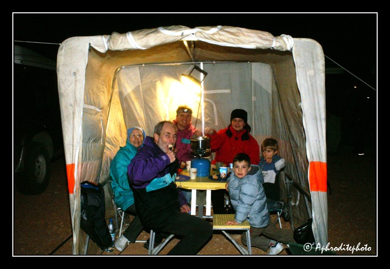 029 Nous pouvons gouter a notre premier repas dans le desert, une fondue!
